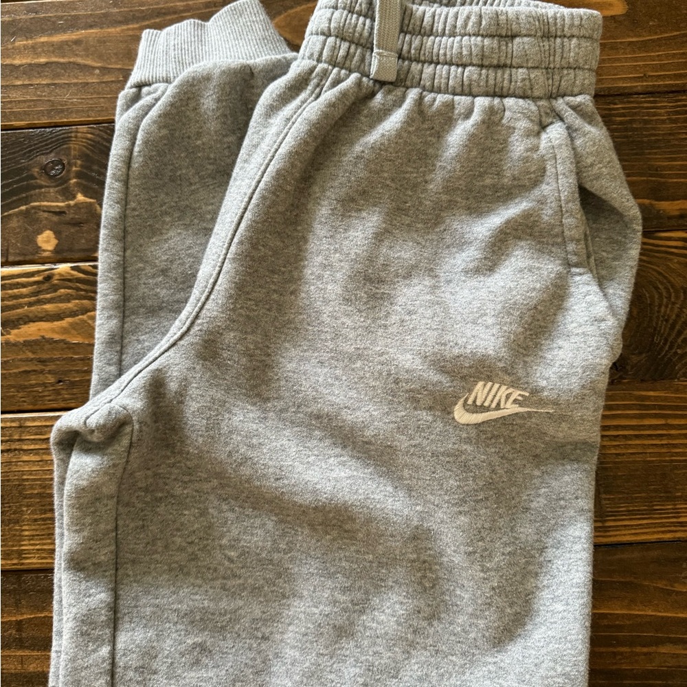 Nike sportswear club fleece big kids size large gray, Heather gray like new